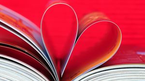 Превью обои сердце, книга, яркий, страницы, журнал, чувства