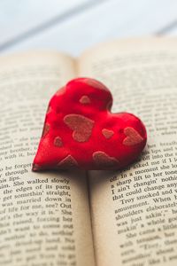 Превью обои сердце, книга, любовь