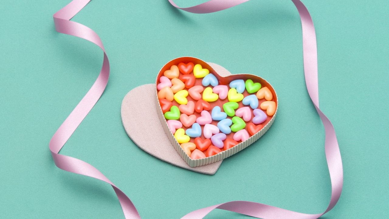 Обои сердце, конфеты, разноцветный, лента