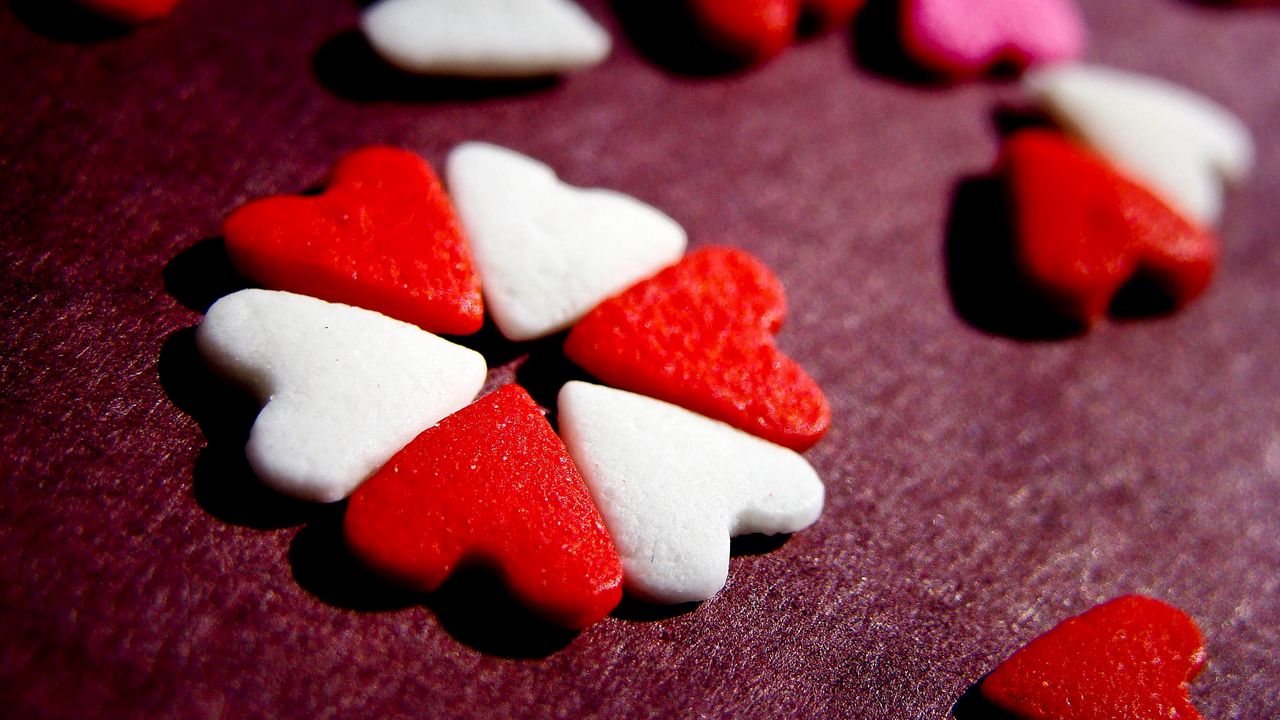 Обои сердце, конфеты, стол, поверхность, форма