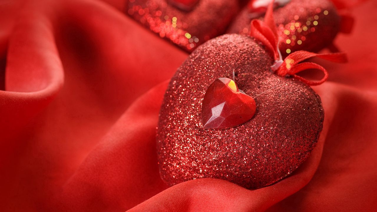 Реалистичная форма сердца из шелка на фоне ткани 3d рендеринг