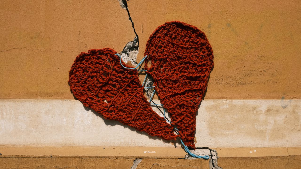 Обои сердце, любовь, нитки, трещины, стена