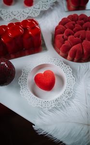 Превью обои сердце, пирожное, десерты, любовь, красный, белый