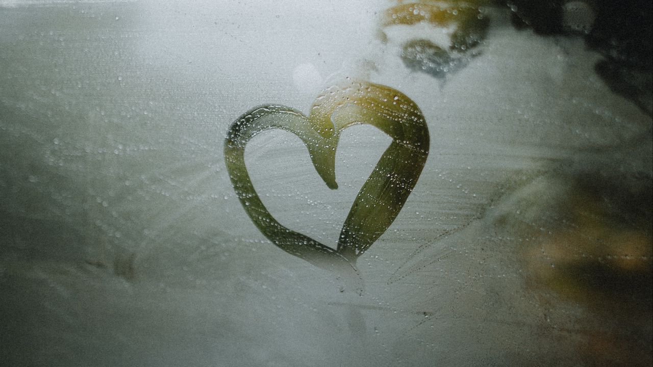 Обои сердце, рисунок, любовь, стекло, мокрый