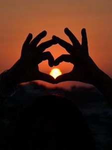 Превью обои сердце, руки, закат, любовь, солнце