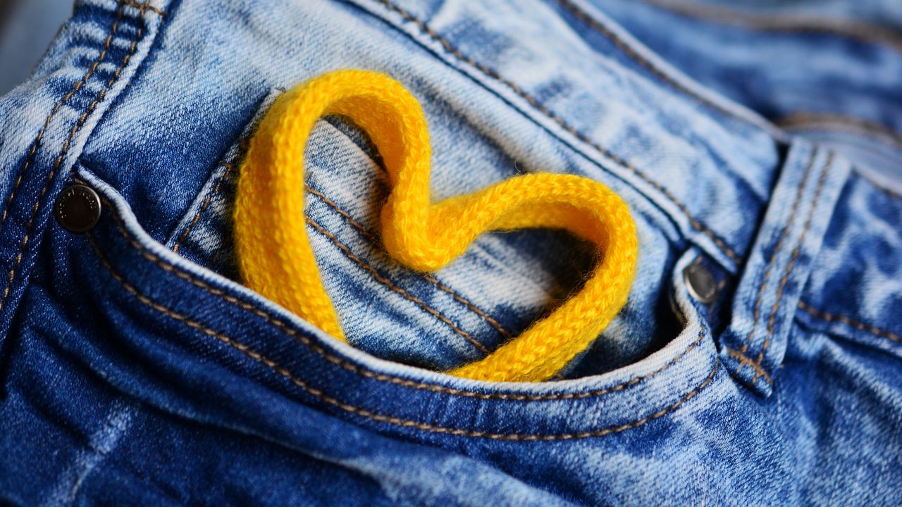 Обои сердце, шнурок, джинсы