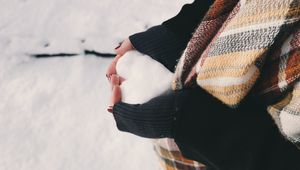 Превью обои сердце, снег, любовь, руки, шарф