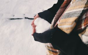 Превью обои сердце, снег, любовь, руки, шарф