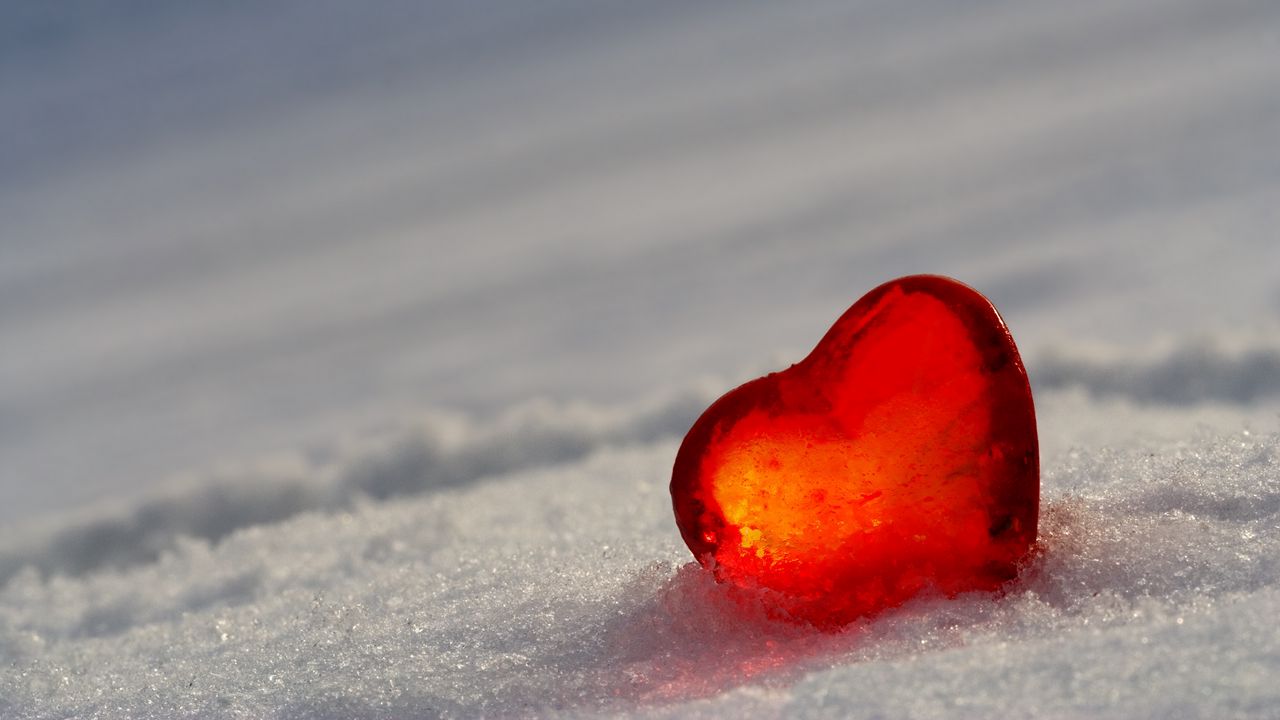 Обои сердце, стекло, лед, красный, снег, белый