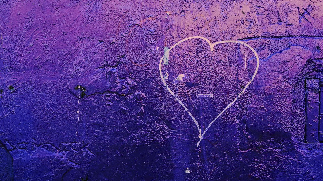 Обои сердце, стена, арт, фиолетовый