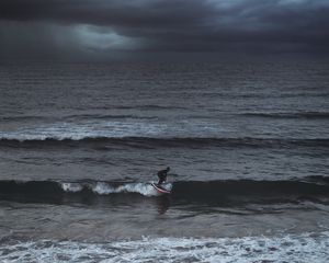 Превью обои серфер, серфинг, волны, море, океан, пасмурно