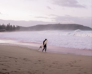 Превью обои серфинг, доска, человек, волны, побережье, пляж