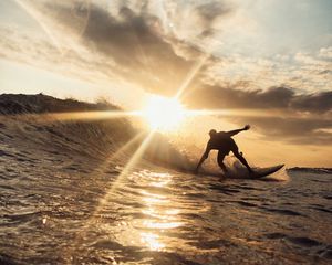 Превью обои серфингист, волна, солнце, океан, солнечные лучи, блики