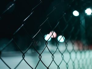 Превью обои сетка, блики, забор