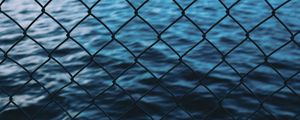 Превью обои сетка, забор, море, вода