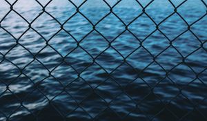 Превью обои сетка, забор, море, вода