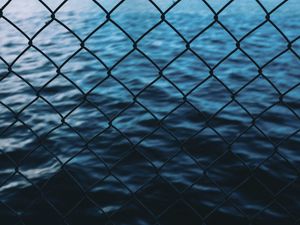 Превью обои сетка, забор, море, вода