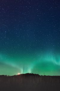 Превью обои северное сияние, аврора, горизонт, звезды, звездное небо, ночь