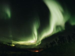 Превью обои северное сияние, аврора, небо, зеленый, ночь, завораживающий