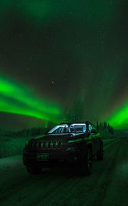 Превью обои северное сияние, автомобиль, звездное небо, дорога, зима