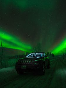 Превью обои северное сияние, автомобиль, звездное небо, дорога, зима