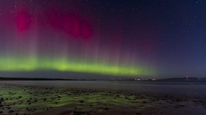 Превью обои северное сияние, берег, песок, галька, море