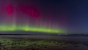 Превью обои северное сияние, берег, песок, галька, море