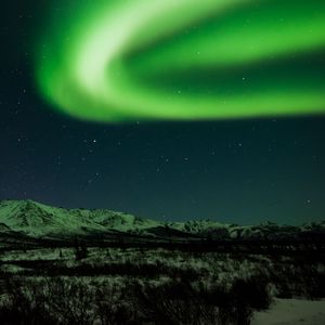 Превью обои северное сияние, горы, ночь, звездное небо, зеленый, север