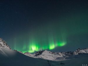 Превью обои северное сияние, небо, горы, снег, зима, пейзаж