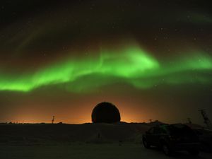 Превью обои северное сияние, ночь, силуэты, снег, темный