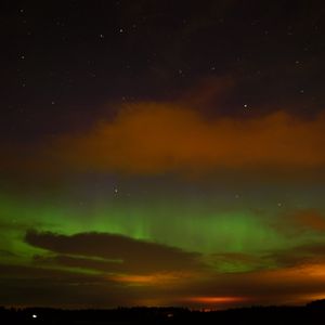 Превью обои северное сияние, облака, звезды, космос, темный