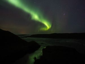 Превью обои северное сияние, звездное небо, холмы, река, ночь