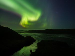 Превью обои северное сияние, звездное небо, ночь, река, холмы