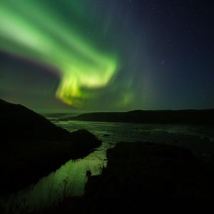 Превью обои северное сияние, звездное небо, ночь, река, холмы