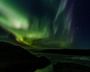 Превью обои северное сияние, звездное небо, река, холмы, ночь