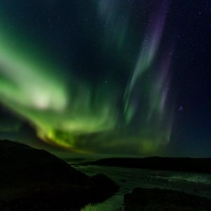 Превью обои северное сияние, звездное небо, река, холмы, ночь