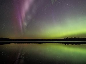 Превью обои северное сияние, звезды, звездное небо, озеро, ночь