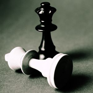 Превью обои шахматы, фигуры, черно-белый, игра, блики