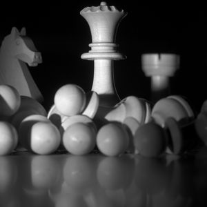 Превью обои шахматы, фигуры, игра, черно-белый, темный