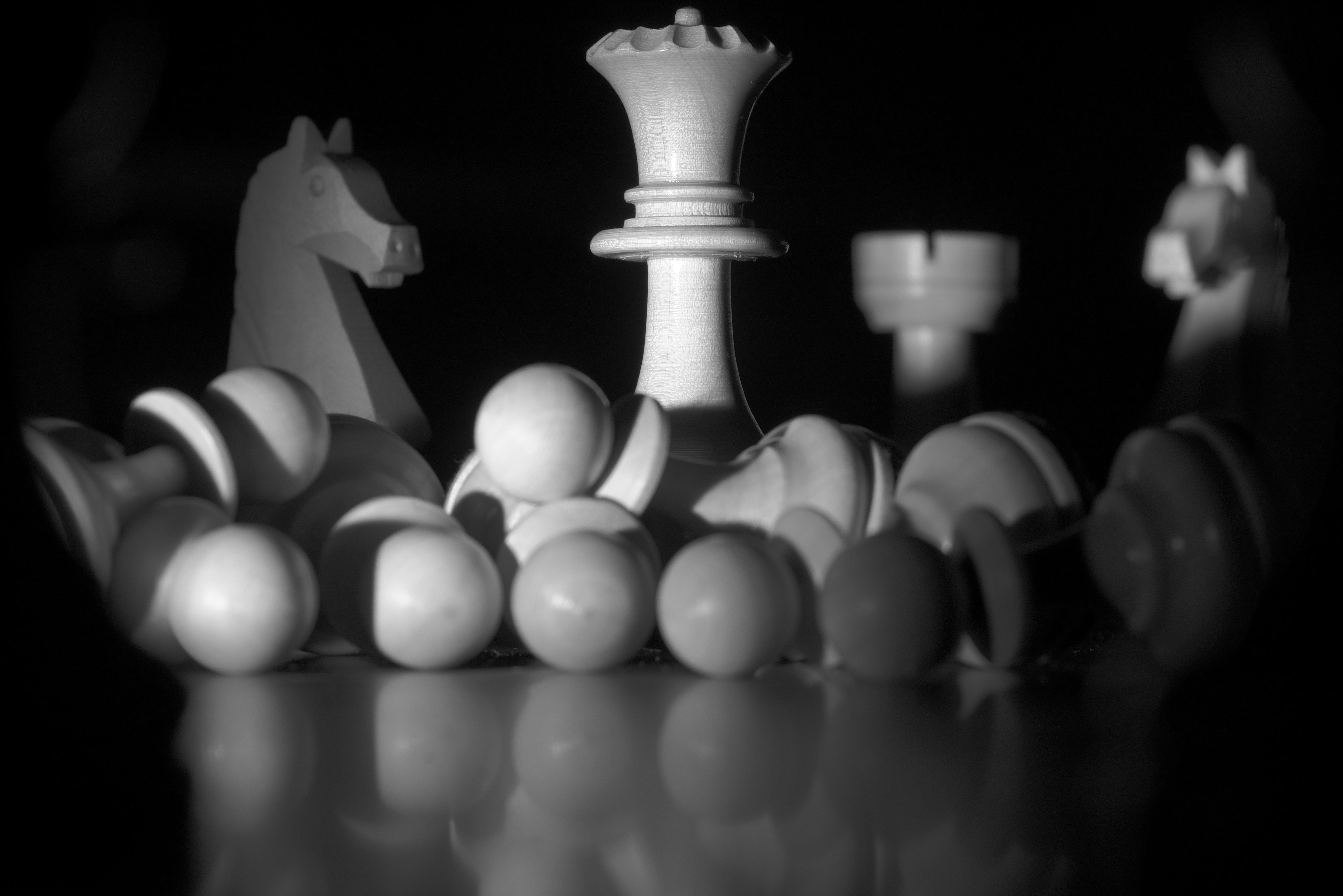 Сыграем в игру черное белое. Шахматные фигуры. Шахматы обои. Картины шахматных фигур. Картинки на рабочий стол шахматы.