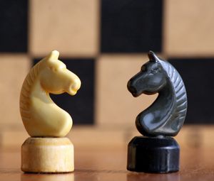 Превью обои шахматы, фигуры, конь, черный, белый