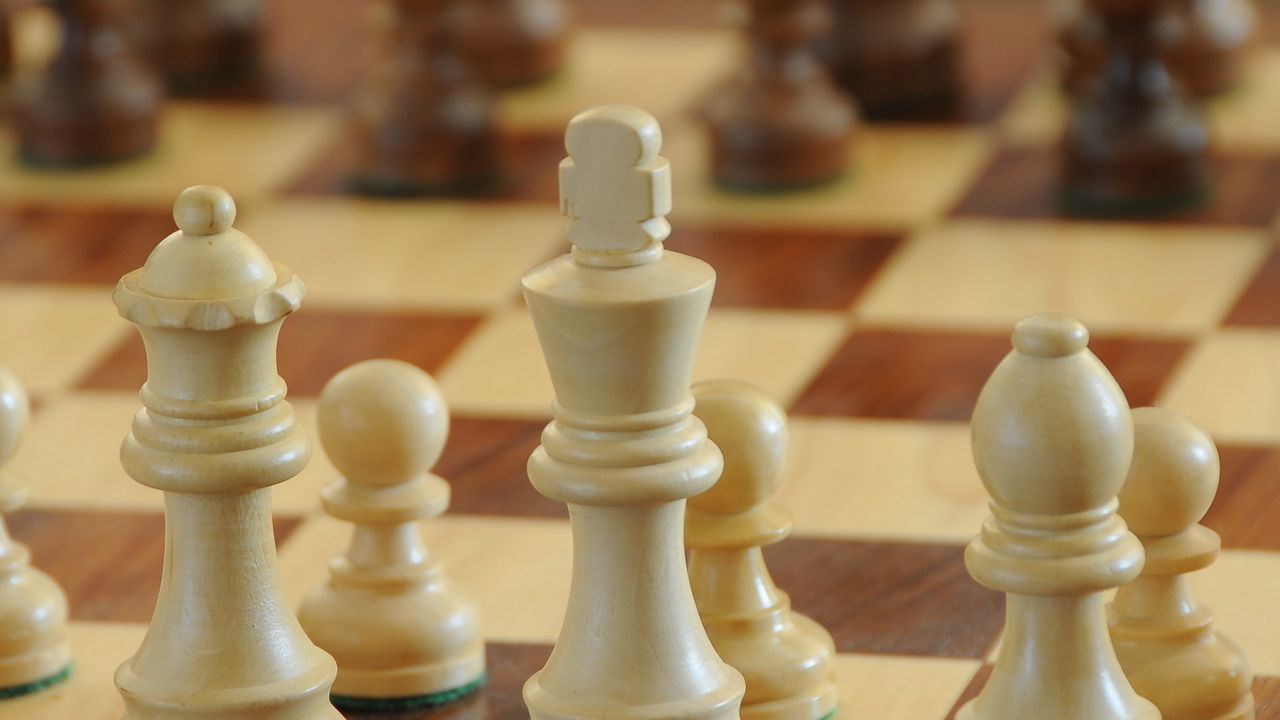 Фото шахматной доски с фигурами в игре