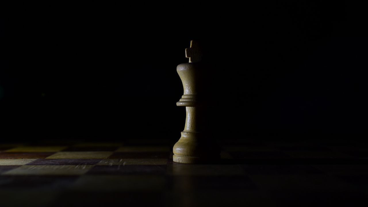Обои шахматы, король, фигура, игра, доска, тень, темный