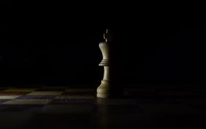 Превью обои шахматы, король, фигура, игра, доска, тень, темный