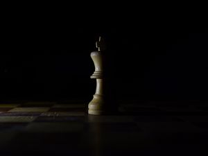 Превью обои шахматы, король, фигура, игра, доска, тень, темный