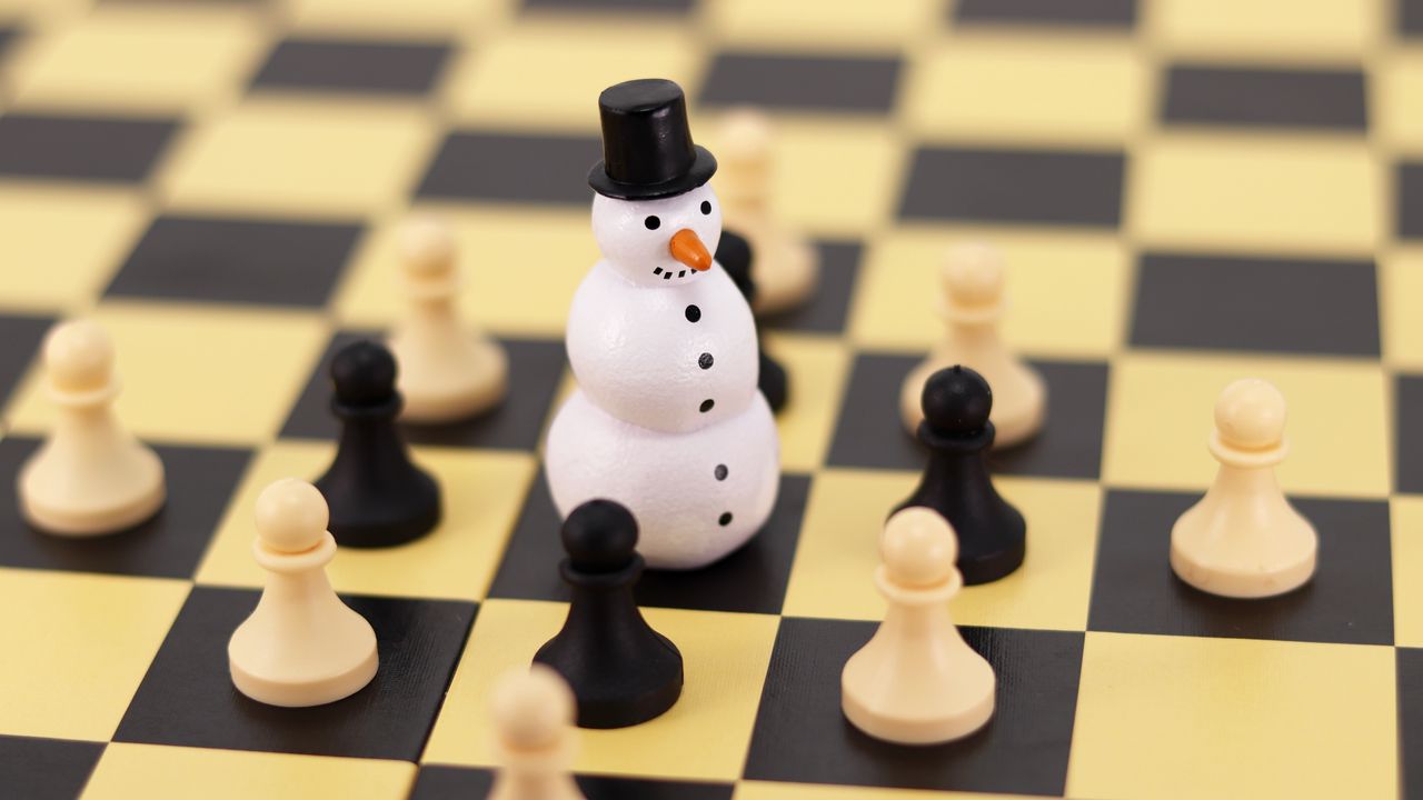 Обои шахматы, снеговик, фигуры, пешки, шахматная доска, игра