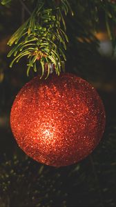 Превью обои шар, новогоднее украшение, елка, красный, блестки, рождество, новый год