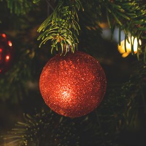 Превью обои шар, новогоднее украшение, елка, красный, блестки, рождество, новый год