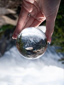 Превью обои шар, отражение, горы, природа, рука
