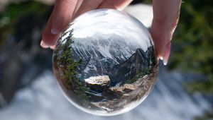 Превью обои шар, отражение, горы, природа, рука